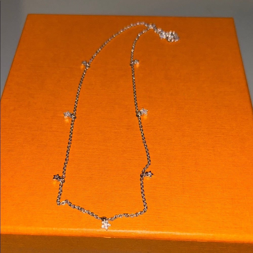 14kt white gold diamond and morganite  flower Necklace